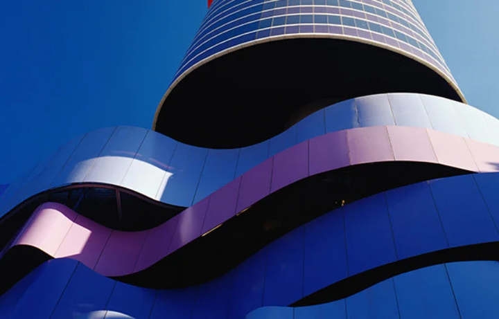 Exterior do Instituto Tomie Ohtake com sua arquitetura elíptica, São Paulo